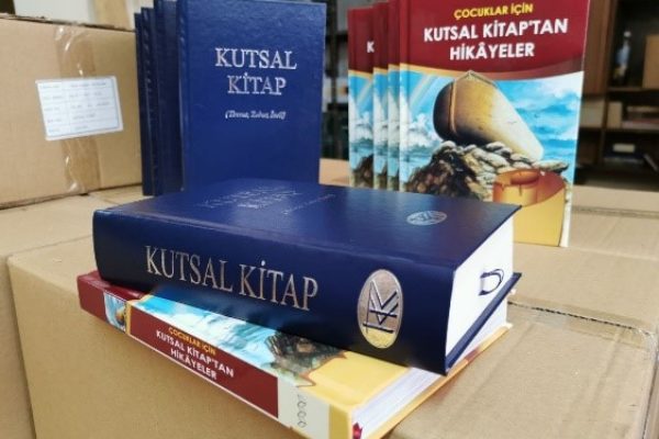 Monatsspende Dezember 2022: <strong>Bibeln für türkische Familien</strong>